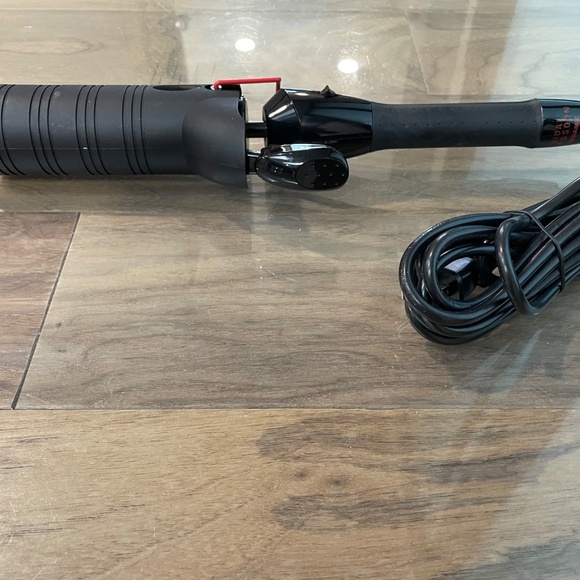 Excellent Condition Ceramic Curling Iron with Protective Cover - Picture 3 of 11